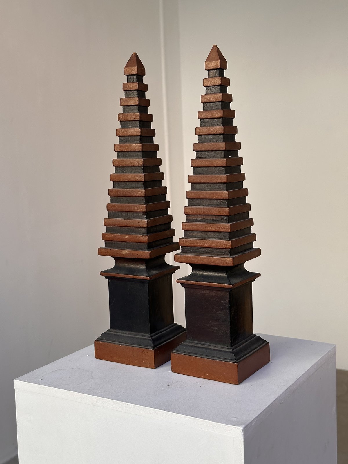 Pair of laquered obeliscs · 1970